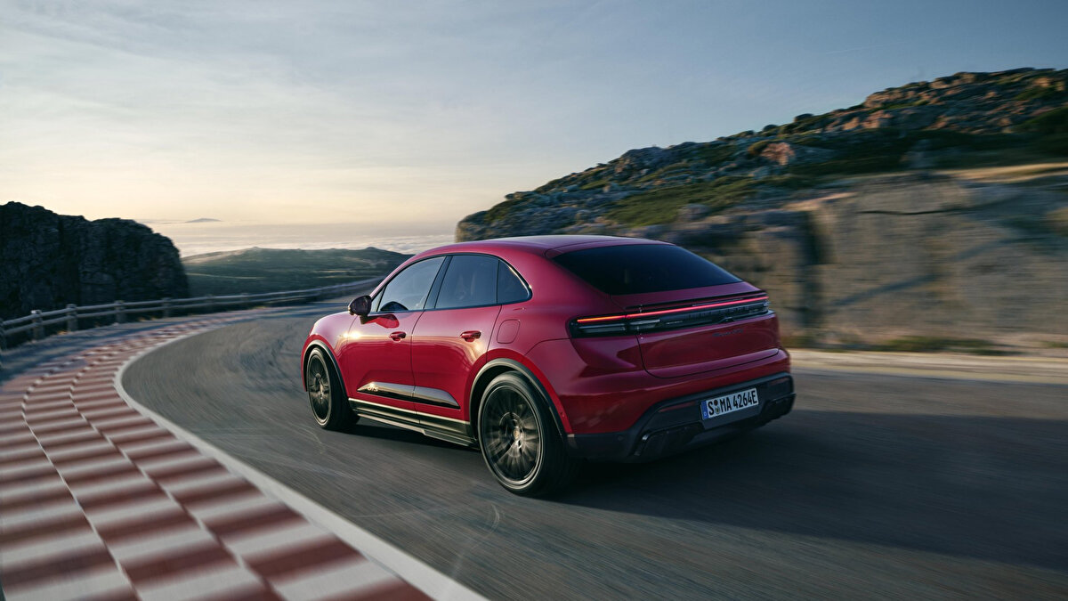 Tasarım<br>GTS, koyu detaylar, karartılmış aydınlatmalar ve belirgin arka difüzörle Macan Electric ailesinin en agresif görünümünü sunuyor. Standart 21 inç jantlar gövdeyle daha dolgun bir duruş sağlıyor; 22 inç RS Spyder Design jantlarla görsel etki artıyor. Aerodinamiğe odaklı tampon ve yan etek tasarımı, yüksek hızda stabiliteye katkı veriyor.