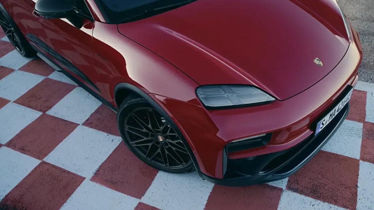 Şarj ve menzil<br>WLTP’ye göre 363 km’ye kadar menzil açıklanıyor; 800 V mimari sayesinde 270 kW DC hızlı şarj ile yüzde 10-80 aralığı yaklaşık 21 dakikada tamamlanabiliyor. Isı yönetimi ve ön ısıtma işlevleri, soğuk havada şarj hızını korumaya yardımcı oluyor. Günlük kullanımda 11 kW AC şarj ile gece boyunca tam doluma yakın seviyeler rahatlıkla yakalanıyor.