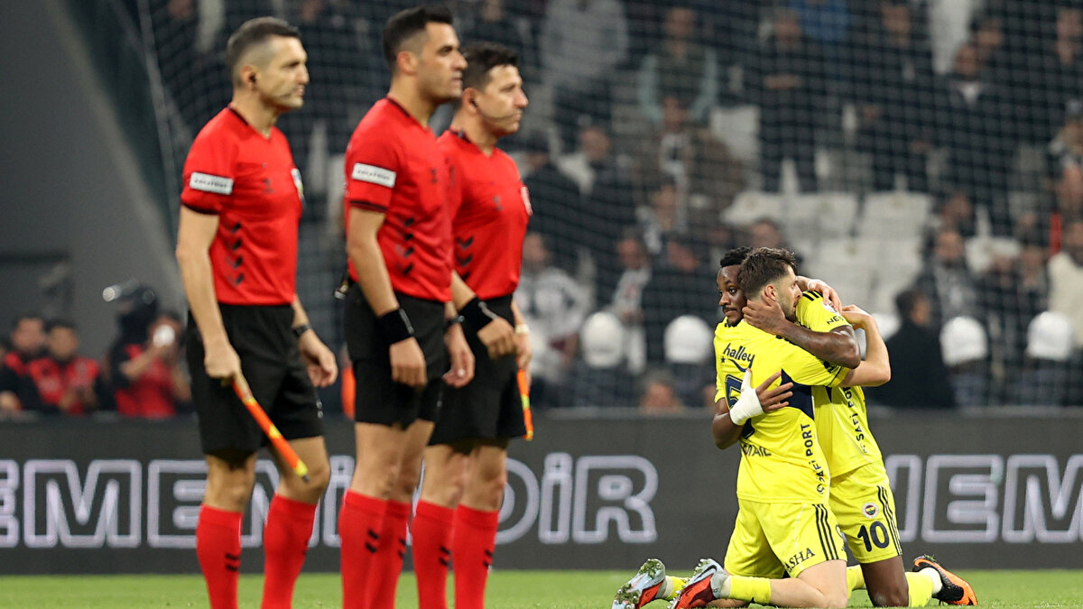 Süper Lig'de Fenerbahçe deplasmanda Beşiktaş'ı 2-0 geriye düştüğü maçta 3-2 mağlup ederek lider Galatasaray ile arasındaki puan farkını 4'e indirdi. 