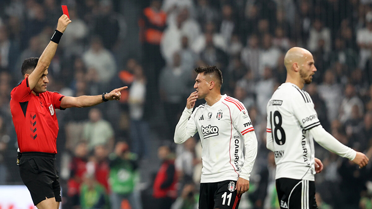 Beşiktaş'ta Orkun Kökçü, yaptığı faul sebebiyle VAR uyarısı sonrası kırmızı kartlan oyundan atıldı. 