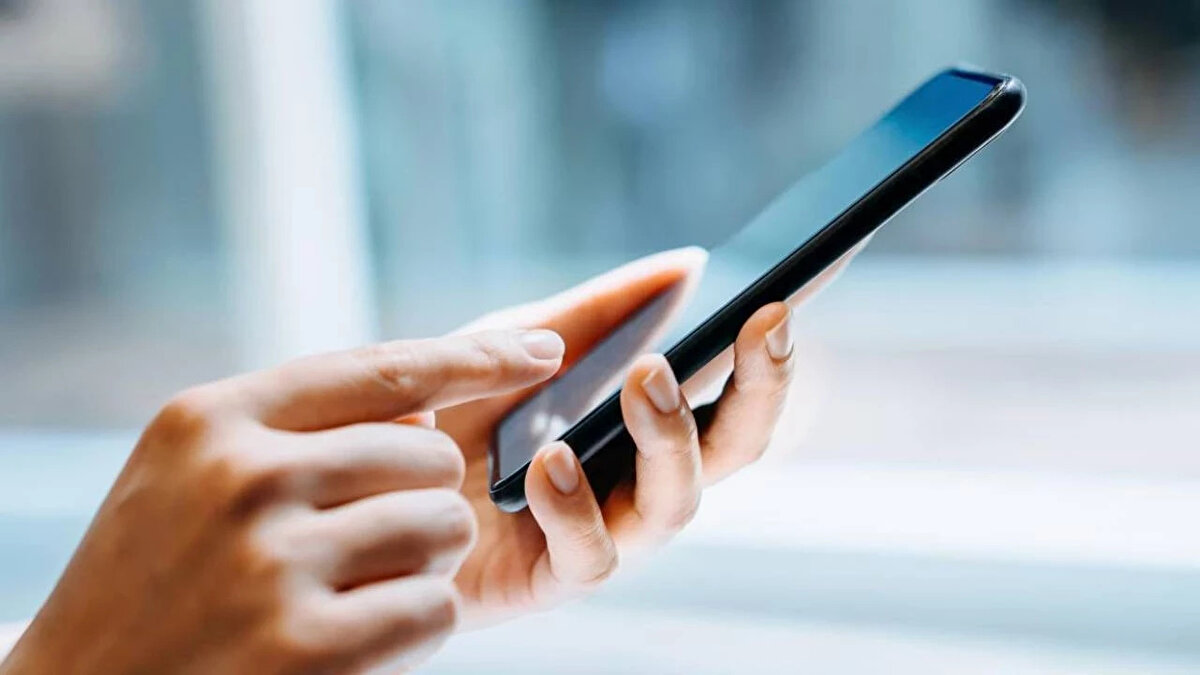 Bu nedenle, 2026 yılı gelmeden yurt dışından telefon getirmeyi planlayanların, mevcut 2025'te telefon açtırma parası olan 45.614 TL'lik ücreti göz önünde bulundurarak yıl sonuna kadar işlemlerini tamamlaması tavsiye ediliyor.