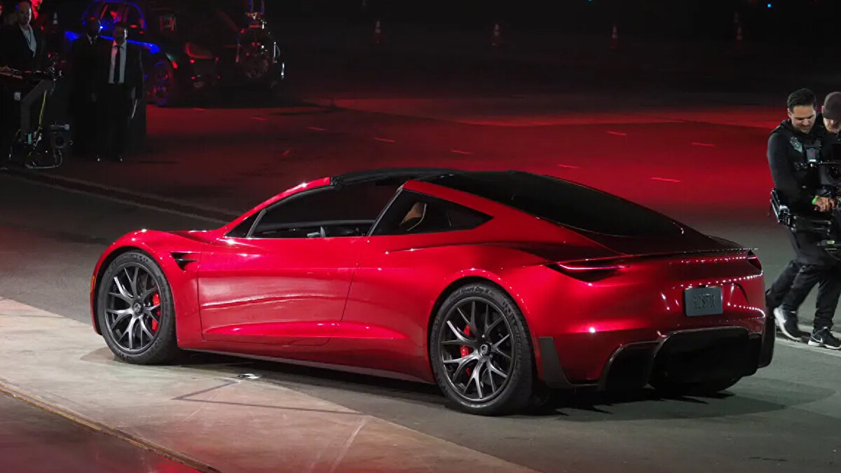 Soğuk gaz iticileri ivmeyi ve yere basmayı artıran bir paket olarak konuşuluyor. Bu kurgu kısa süreli yerden kesilme görüntüsü üretebilir ama tam uçuş sayılmaz. Düzenleyici kurallar ve yol güvenliği şartları böyle bir yaklaşımı sınırlayabilir.