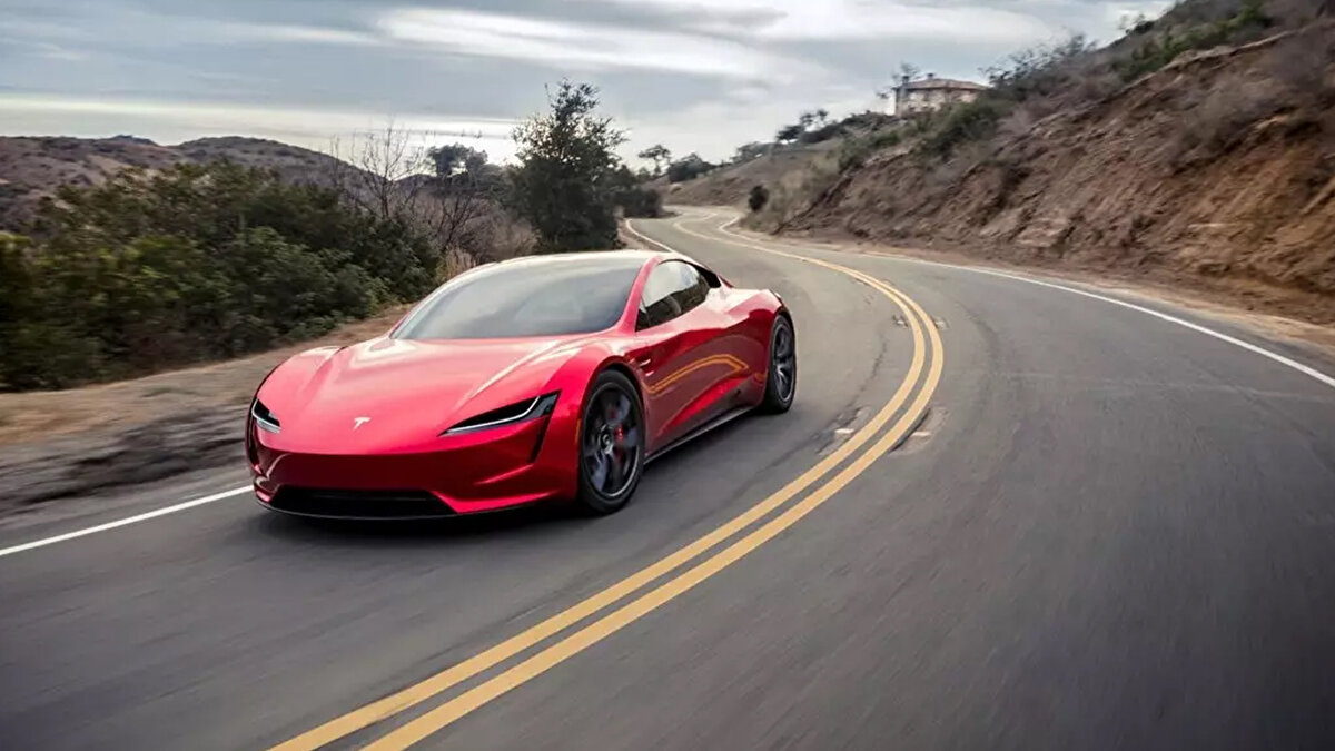 Demo Roadsterı yeniden manşete taşıyabilir. Gerçek uçuş yerine kısa hover ya da hoplama benzeri bir sahne görme olasılığı daha yüksek. Asıl sınav üretim planı teslimat takvimi ve fiyatlandırmanın netleşmesi olacak.