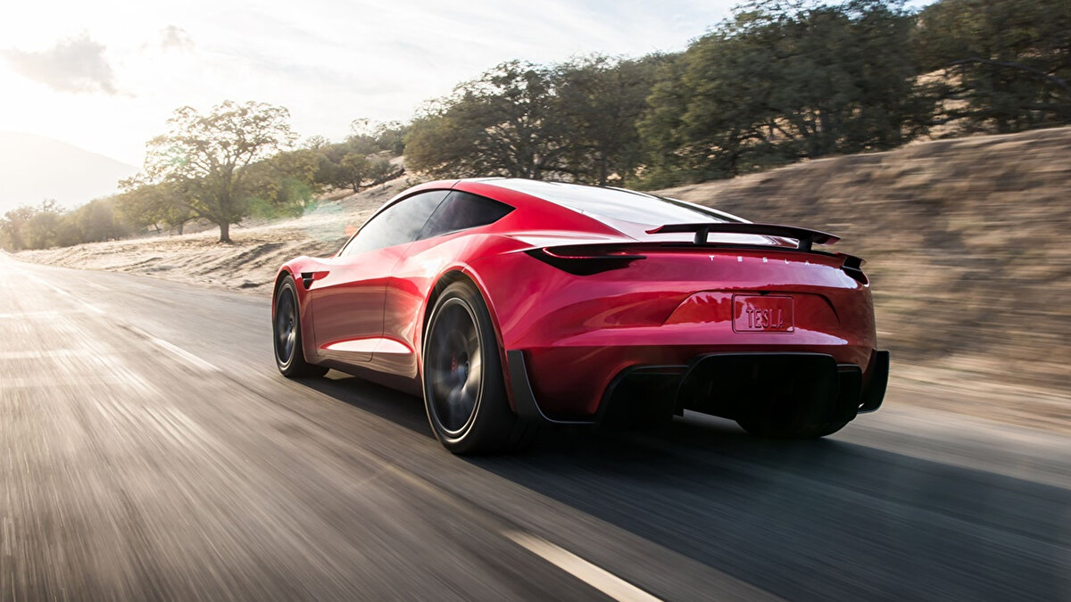 Şasi altında güçlü fanlarla vakum oluşturup yol tutuşu artırma fikri öne çıkıyor. Ters akışta sınırlı kaldırma etkisi doğabilir fakat bu sürekli uçuş değil gösteri amaçlı bir mühendislik olur. Pist ortamında görsel etki yaratır ama trafikte pratik karşılığı sınırlı kalır.