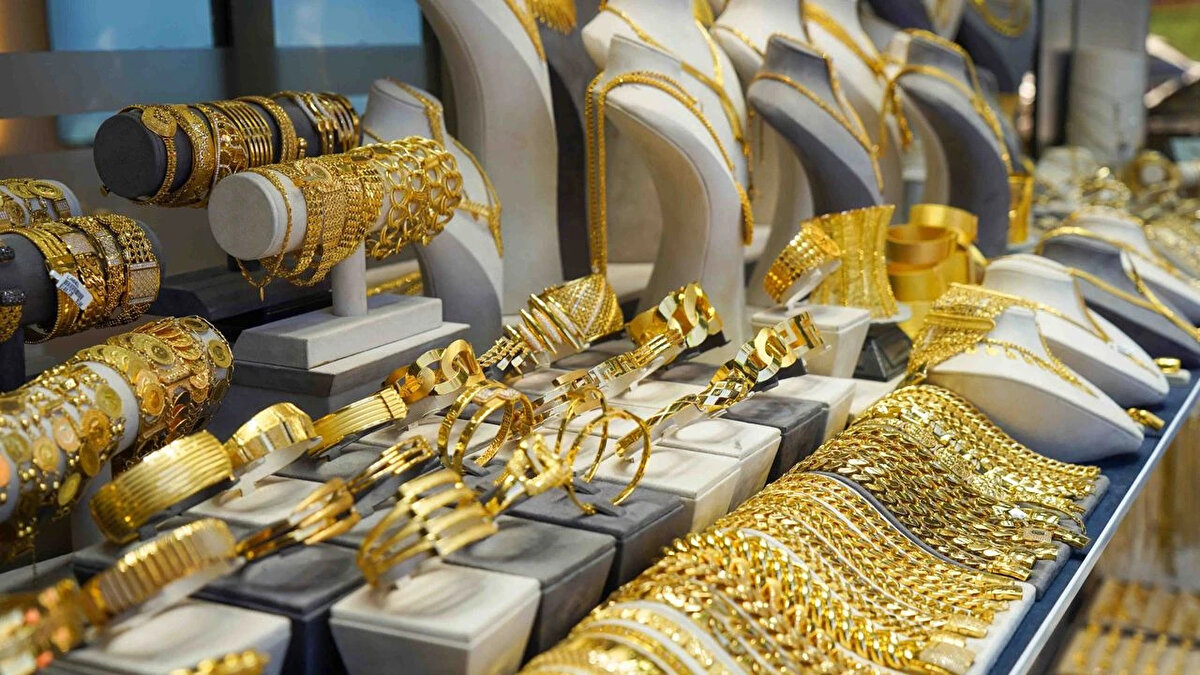 Çeyrek altın 9 bin 243 liradan, cumhuriyet altını ise 36 bin 825 liradan satılıyor. Güne yükselişle başlayan altının ons fiyatı yüzde 0,4 artışla 4 bin 16 dolarda seyrediyor.