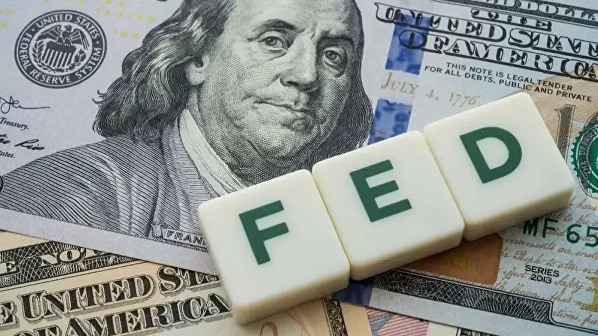 ABD Merkez Bankasının (Fed) faiz indirim sürecine ilişkin belirsizliklerin altın fiyatları üzerinde etkili olduğunu belirten analistler, Çin'de perakende altın satışlarında uygulanan vergi teşvikinin kaldırılmasının da fiyatlar üzerindeki etkili olduğunu bildirdi.