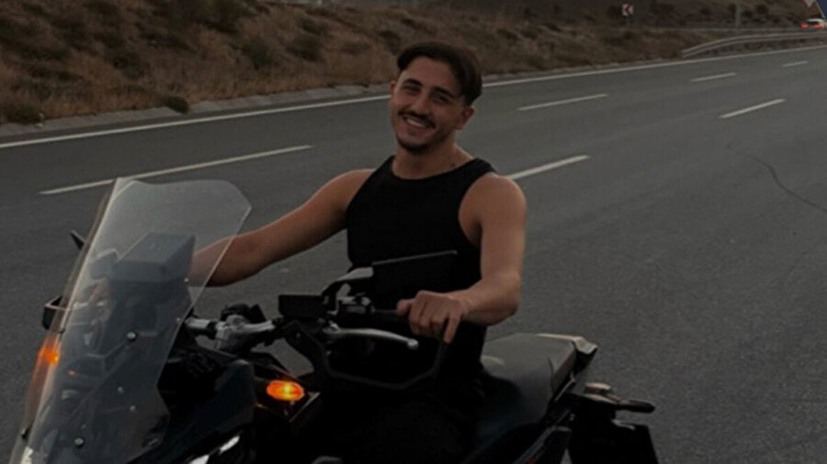 KAĞITHANE'DE TRAFİKTE BAŞLAYAN TARTIŞMA KANLI BİTTİ<br><br>Olay, 1 Kasım 2025 gecesi İstanbul Kağıthane Sultan Selim Mahallesi'nde meydana geldi. İddialara göre, Recep Burhan Ataman ve iki arkadaşı, bir Cadılar Bayramı partisinden araçlarıyla dönerken, trafikte başka bir araçta bulunan kişilerle yol verme konusunda tartışmaya başladı.<br><br>Kısa sürede büyüyen sözlü tartışma, silahlı saldırıya dönüştü. Araçtan inen 18 yaşındaki Muhammet K., yanında bulunan silahla Recep Burhan Ataman'a ateş etti.