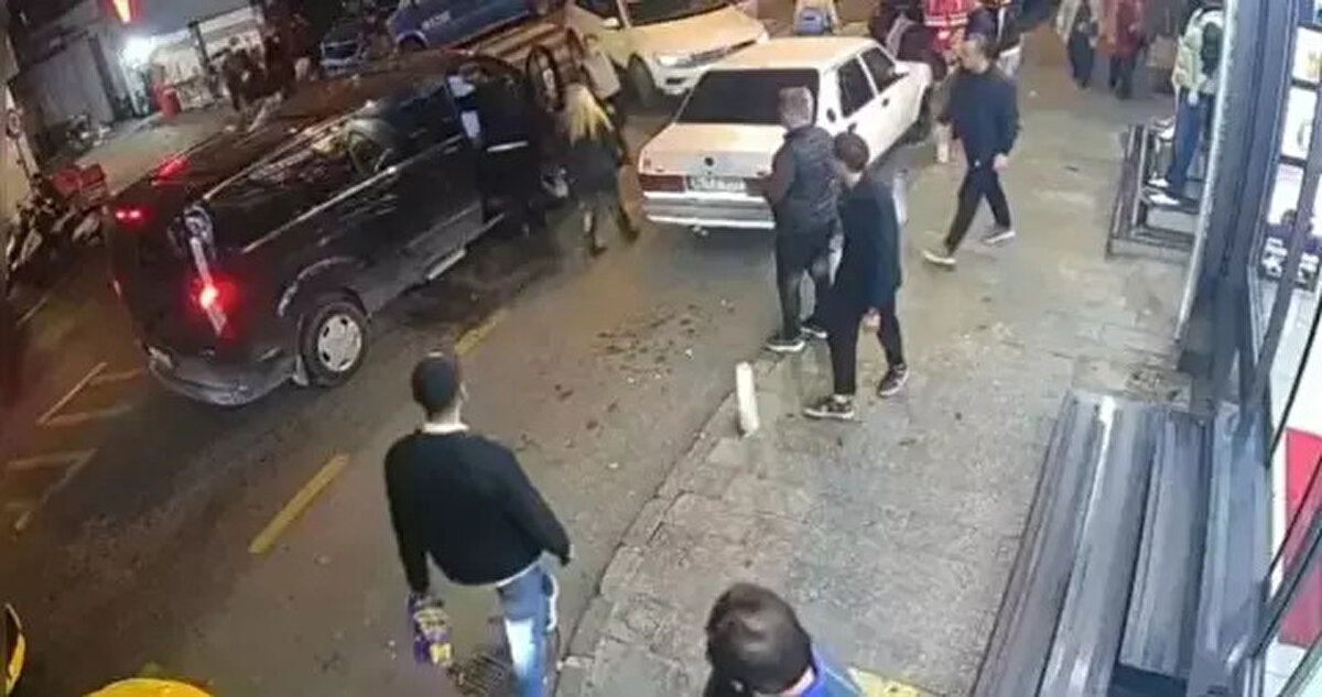 SALDIRGAN MUHAMMET K. TUTUKLANDI<br><br>Olayın ardından İstanbul Emniyet Müdürlüğü ekipleri, şüphelileri yakalamak için geniş çaplı bir çalışma başlattı. Güvenlik kamerası kayıtlarını inceleyen ekipler, saldırganın kimliğini kısa sürede tespit etti.<br><br>Saldırıyı gerçekleştiren Muhammet K. (18) ve olay sırasında yanında bulunan Emirhan Y. ile Ömer Faruk Y. gözaltına alındı. Emniyetteki işlemlerinin ardından adliyeye sevk edilen Muhammet K., "kasten öldürmeye teşebbüs" suçlamasıyla tutuklanarak cezaevine gönderildi. Diğer iki şüpheli ise soruşturma kapsamında gözaltında tutuluyor.<br><br>Soruşturma sırasında zanlı Muhammet K.'nın, suçu işlediği silahı bir mezarlığa attığını söylediği, ancak yapılan aramalarda silahın henüz bulunamadığı belirtildi.