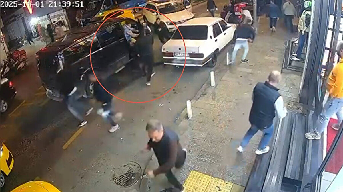 SOSYAL MEDYA FENOMENİ RECEP BURHAN ATAMAN KİMDİR?<br><br>Peki, silahlı saldırıya uğrayan Recep Burhan Ataman kimdir? 2003 doğumlu olan Recep Burhan Ataman, 22 yaşındadır. İstanbul Kağıthane'de ikamet eden Ataman, sosyal medya platformlarında, özellikle gençler arasında popüler bir isimdir.<br><br>Paylaştığı eğlence, gece hayatı ve yaşam tarzı odaklı içeriklerle kısa sürede geniş bir takipçi kitlesine ulaşan Ataman, "fenomen" olarak tanınıyordu.