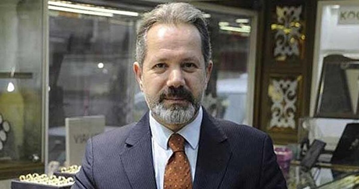 Memiş, “Yeni haftada altın fiyatlarının hem uluslararası piyasalarda hem yurt içi piyasalarda yatay bir seyirde bir dinlenme sürecinde başladığını gözlemliyoruz. Gram altın şu an itibarıyla Kapalı Çarşı'da fiziki altın 5.640 lira. Geçen haftayı da böyle tamamlamıştık. Uluslararası piyasalarda ons altın 4.000 dolar seviyesinden haftayı tamamlamıştı. Şu anda 4.016 dolar seviyesinde.” ifadelerini kullandı.