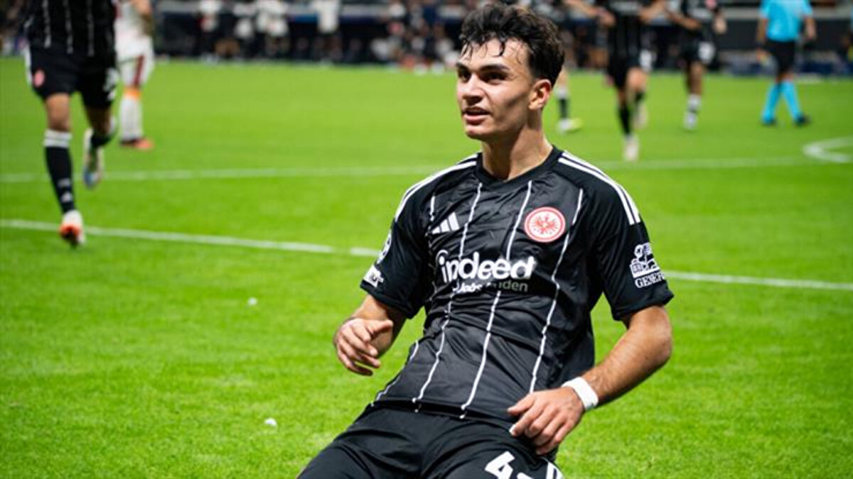 CAN UZUN'UN BU SEZONKİ PERFORMANSI<br><br><br>Eintracht Frankfurt formasıyla Can Uzun bu sezon 14 forma giydi. Bu karşılaşmalarda 6 gol ve 4 asistlik bir katkı sağladı.