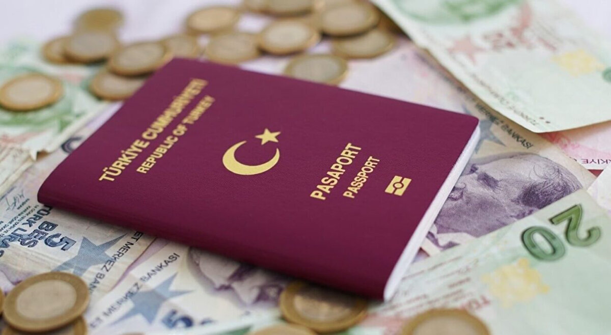 PASAPORT BAŞVURUSU NASIL YAPILIR?<br><br>Pasaport almak veya mevcut pasaportunu yenilemek isteyen vatandaşların öncelikle Nüfus ve Vatandaşlık İşleri Genel Müdürlüğü'nün (NVİ) resmi internet sitesi üzerinden veya ALO 199 çağrı merkezinden randevu alması gerekmektedir.