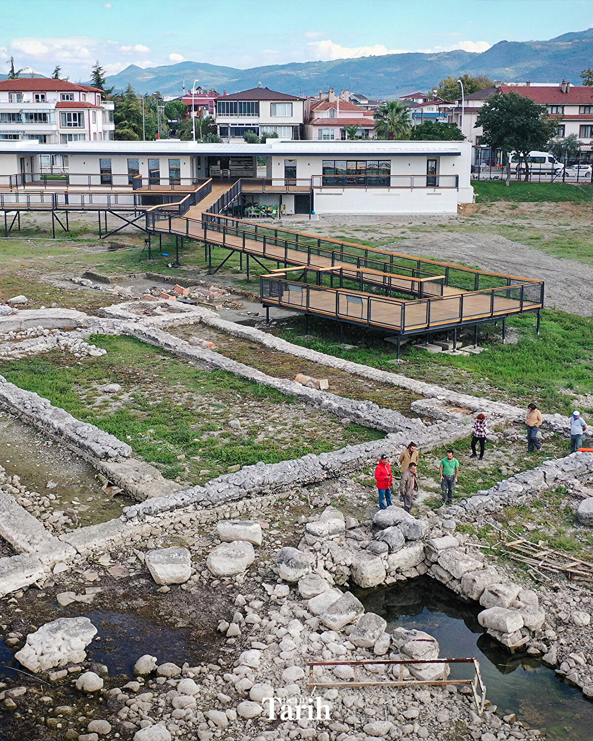 Bazilikada, çevre düzenlemesi ve sergileme çalışmaları da devam ediyor. Kazı Başkanı Şahin, bu yıl kazı sezonunda çalıştıkları 60 kişilik ekipte antropologlar, restoratörler, arkeologlar ve sanat tarihçilerinin yer aldığını söyledi.