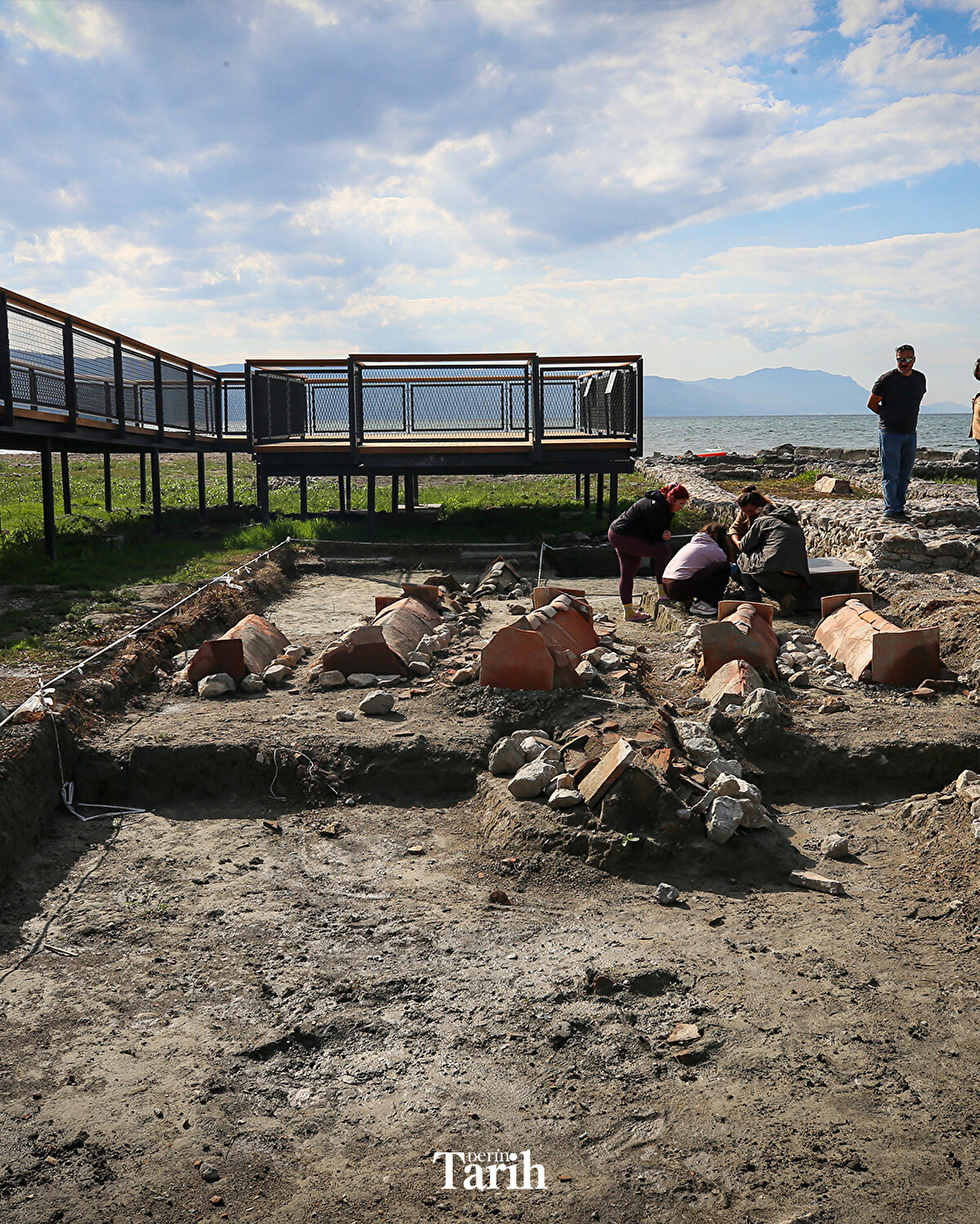 Şahin, kilisenin 20 metreye 40 metre ölçülerinde, yaklaşık 800 metrekarelik büyüklüğe sahip olduğunu, bu kadar büyük bir kilisenin neden sur duvarlarının dışında, savunmasız bir alana yapıldığını araştırdıklarını söyledi.