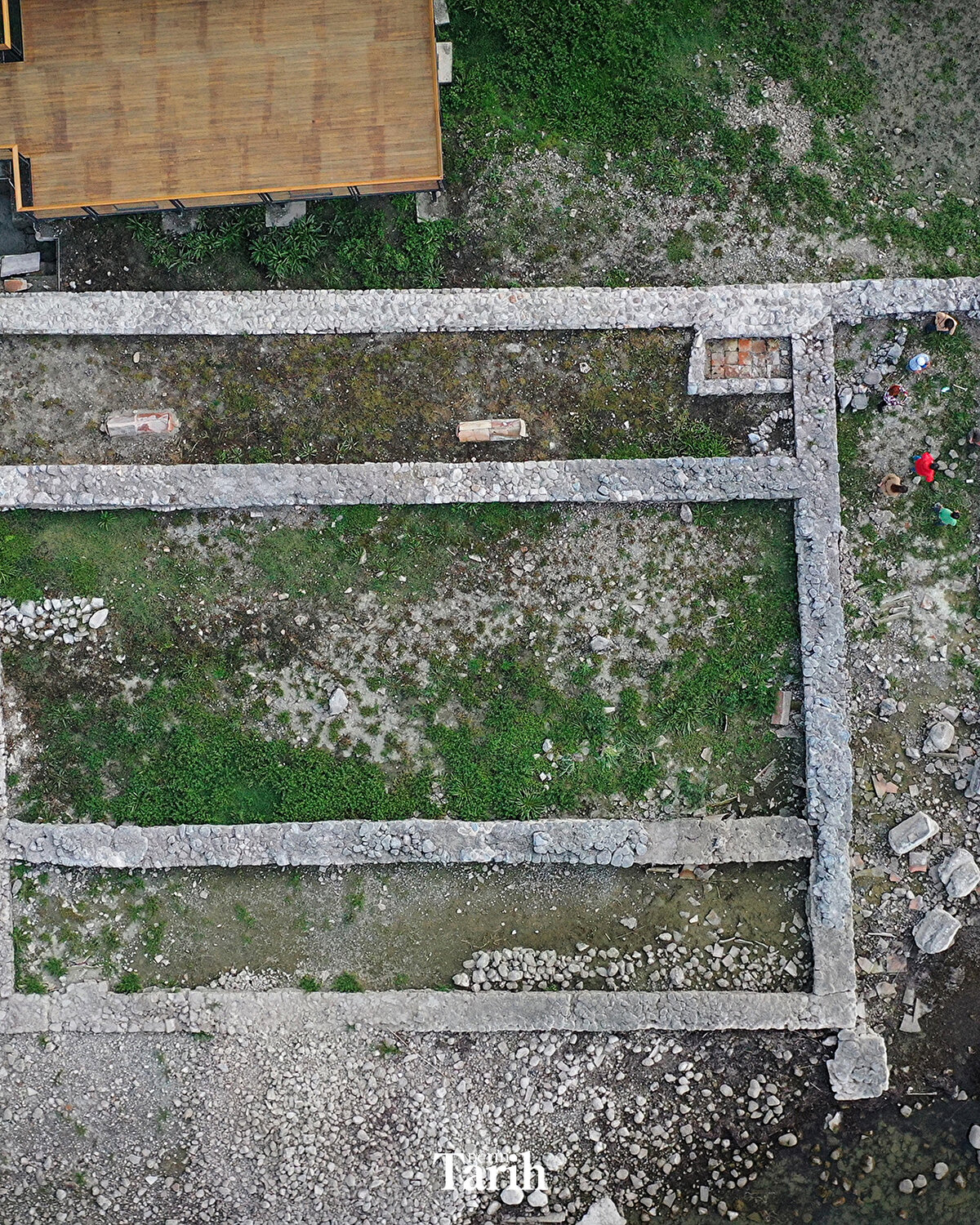 Prof. Dr. Şahin, sözlerini şöyle sürdürdü:<br><br>"Bundan dolayı da Katoliklerin ruhani lideri Papa, Vatikan'dan ilk yurt dışı ziyaretini önümüzdeki ay İznik'e yapacak. Şu anda bulunduğumuz alanı ziyaret ederek, bu kiliseyi bir anlamda belki Hristiyanlar açısından hac merkezi haline getirilebilir. Bu kilise, Papa'nın ziyaretinden sonra önemli bir uğrak yeri olabilirse ülkemiz, inanç turizmi açısından çok önemli bir destinasyona sahip olacak."<br><br><br><br>Papa'nın alanda ibadet etmesinin önemli olduğunu vurgulayan Şahin, "Hristiyanlar açısından kutsal yer, mekan ve kutsal obje çok önemli. Burası, üçünü de karşılayan bir yer. Bir tane taş bile olsa ziyaret için çok önemli bir neden. Dolayısıyla öyle görkemli binalar, sergiler, göstermemize gerek yok. Bu yapının varlığı, çok önemli bir unsur." değerlendirmesinde bulundu.