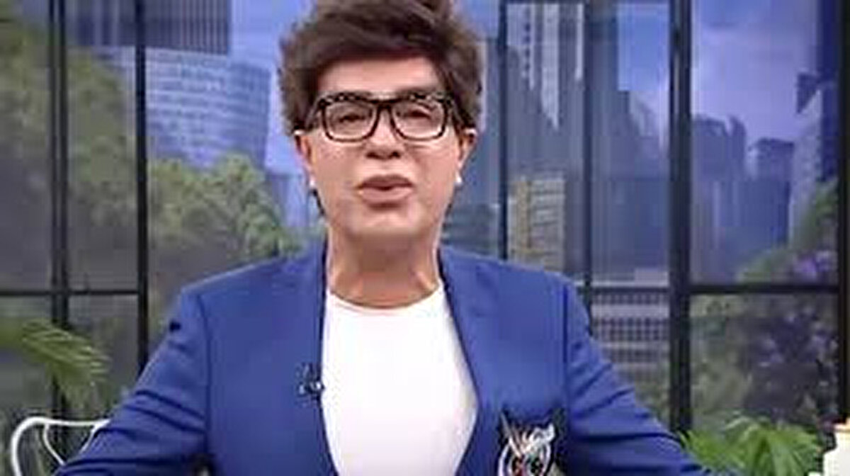 Yılmaz Morgül'ün Sağlık Durumu Nasıl?<br><br>Ünlü sanatçı Yılmaz Morgül, son dönemde yaşadığı sağlık sorunları nedeniyle hastaneye kaldırıldı. Durumunun stabil olduğu ve doktorların birkaç gün sürecek bir dinlenme ve tedavi süreci öngördüğü bildirildi.<br><br>Sanatçı, hastaneye kaldırılma nedenini sosyal medya hesabından yaptığı duygusal bir paylaşımla açıkladı. Annesinin vefatının ardından yaşadığı derin üzüntü ve yoğun çalışma temposunun sağlığını etkilediğini belirten Morgül, şu ifadeleri kullandı:<br><br>“Yoğun tempo ve annemi kaybetmenin derin üzüntüsü zaman zaman beni hastanelik ediyor. Üç gündür tedavi altındayım, dualarınızı bekliyorum.”