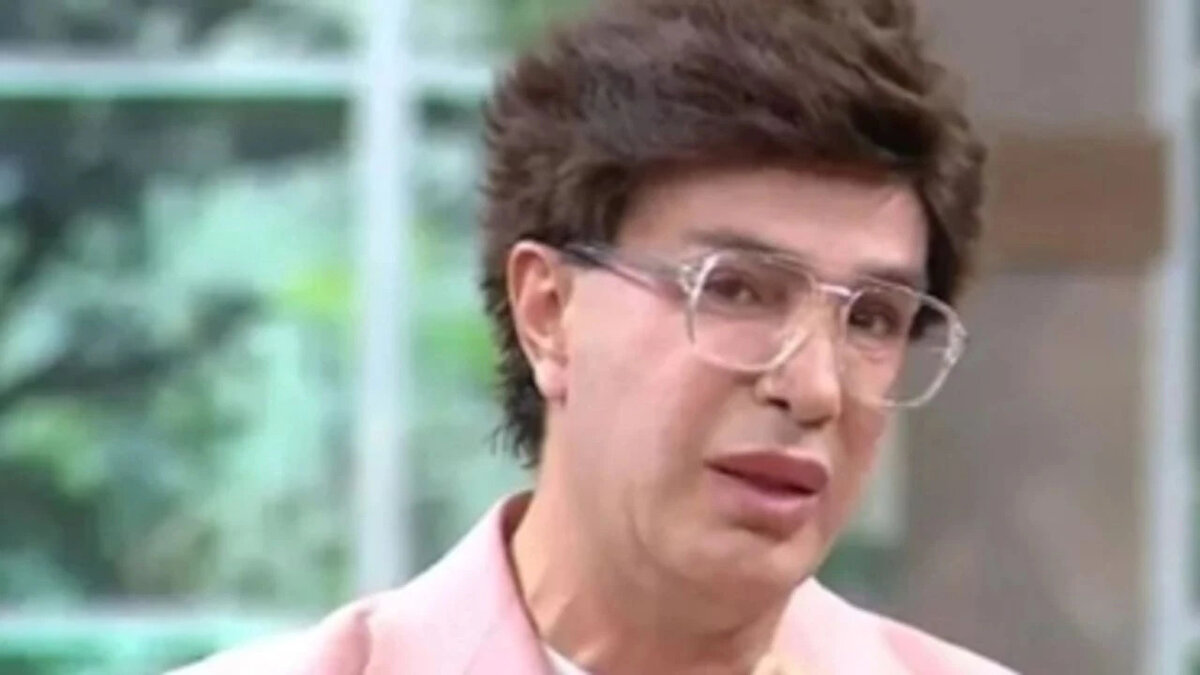 <br><br><br><br><br><br><br><br><br>Yılmaz Morgül neden hastaneye kaldırıldı?<br><br>Yılmaz Morgül, 1996 yılında cilt kanserine yakalanmıştır. Bu hastalık nedeniyle 7 yıl boyunca Amerika'da tedavi görmüş ve sağlığına yeniden kavuşmuştur.<br><br>Televizyon Programları: Sahne çalışmalarının yanı sıra televizyon dünyasında da sıkça yer alan Yılmaz Morgül, farklı projelerle izleyici karşısına çıkmıştır:<br><br>Survivor (2016): TV8'de yayınlanan popüler yarışma programında "Ünlüler" takımında yer almıştır. Hastalığı nedeniyle kendisine sakal tıraşı için özel izin verilmesi gündem olmuştur.<br><br>Rising Star Türkiye (2016): TV8'de yayınlanan şarkı yarışmasında jüri üyeliği yapmıştır.<br><br>Gelinim Mutfakta (2021): Kanal D ekranlarında yayınlanan programın "Yıldız Yağmuru" döneminde, 6-10 Aralık 2021 tarihleri arasında konuk sunucu olarak programı sunmuştur.