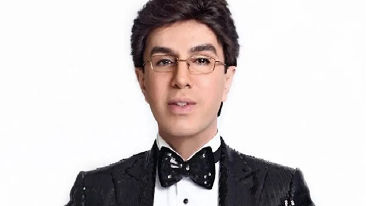 Yılmaz Morgül Kaç Yaşında?<br><br>Yılmaz Morgül'ün yaşı, magazin gündemini uzun süre meşgul eden konulardan biri olmuştur. Kendisi katıldığı programlarda 1982 doğumlu olduğunu iddia etse de, sanatçının gerçek doğum tarihi 14 Ocak 1964'tür.<br><br>(Kasım 2025 itibarıyla) Yılmaz Morgül 61 yaşındadır. Yaşıyla ilgili tartışmalar, meslektaşı Onur Akay'ın 20 sene önce çekilmiş fotoğrafları paylaşmasıyla son bulmuş ve sanatçının 1964 doğumlu olduğu doğrulanmıştır.