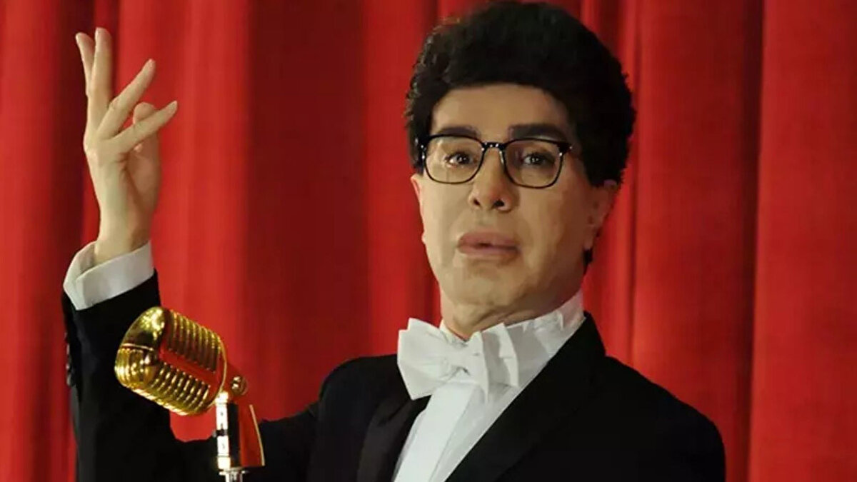 Yılmaz Morgül Kimdir? Hayatı ve Kariyeri<br><br>Erken Yılları ve Müzik Kariyeri: 14 Ocak 1964'te İstanbul'da doğan İbrahim Yılmaz Morgül, aslen Çayelilidir. Müzik eğitimini Feriha Tunceli ve Sözer Yaşmut gibi ustalardan almıştır. Sahne hayatına 1988 yılında Adana'da başlamıştır.<br><br>İlk albümü olan **"Elveda İstanbul"**u 1995 yılında piyasaya süren Morgül, bu albümle büyük çıkış yakalamıştır. Özellikle "Elveda İstanbul", "Kız Sen Kimsin?" ve Zeki Müren'in de seslendirdiği "Bahçevan" (Can't Help Lovin' Dat Man) parçalarıyla tanınmıştır.