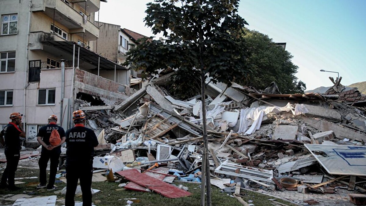 İstanbul dahil birçok ilde hissedilen deprem sonrası Prof. Dr. Övgün Ahmet Ercan, sosyal medyadan bir paylaşım yaptı.