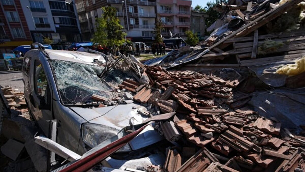 "Bu deprem 27 Ekim 2025 günü 6,1 büyüklüğünde olan depremin beklenen en büyük artçı depremidir" diyen Ercan, "Düzgün gidişe göre yörede bundan daha büyük bir artçı deprem beklemek şaşırtıcı olur" ifadesini kullandı.<br><br>"Önemle uyarıyorum..."<br><br>Ercan paylaşımının devamında, "Kırık güneydoğuya doğru ilerlemektedir. Olabilecek daha büyük bir depremde Sındırgı çok daha büyük bir hasar olabilir. Sındırgı'nın bir an önce eski bataklık alanından alınıp TOKİ konutlarının olduğu Güneydoğu'daki alana kaydırılması ivedilikle gereklidir. Önemle uyarıyorum" dedi.