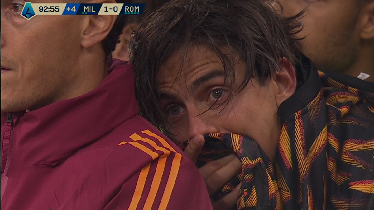 DYBALA GÖZYAŞLARINA HAKİM OLAMADI<br><br>Penaltıyı kaçıran Dybala, 2 dakika sonra oyundan alındı. Yedek kulübesine geçen Arjantinli yıldız, kaçırdığı penaltı sebebiyle gözyaşlarına hakim olamadı. <br>