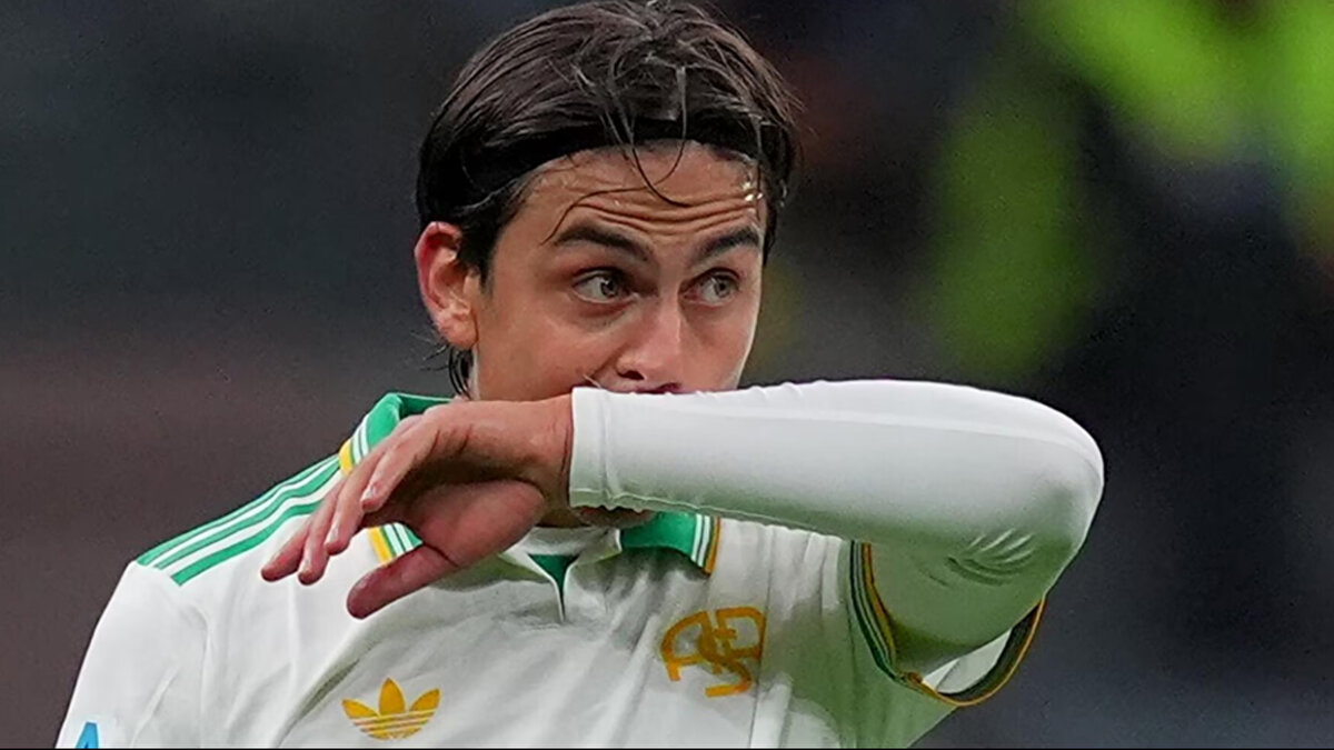 18 PENALTIDAN SONRA İLK KEZ KAÇIRDI <br><br>Son 18 penaltısının tamamını gole çeviren Paulo Dybala, dün akşam 21 Kasım 2021’den bu yana ilk kez penaltı kaçırdı.