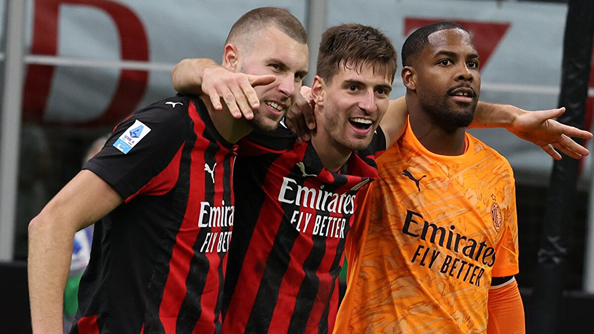 İtalya Serie A’da zirve yarışında heyecan devam ediyor. Bu sezon dikkat çeken bir performans ortaya koyan Milan, dün akşam evinde Roma’yı ağırladı. <br>