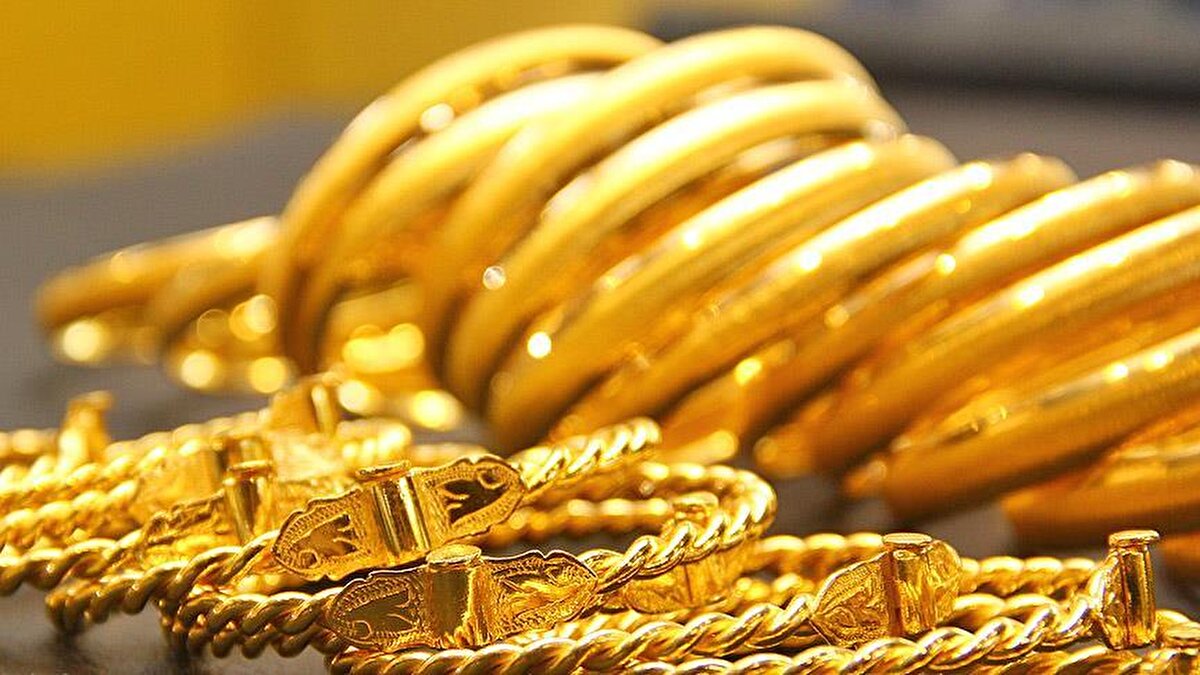 Dünya Bankası, 2026 ortalama altın fiyatı tahminini 3 bin 575 dolar olarak korurken, Citi kısa vadeli hedefini 3 bin 840 dolar, Goldman Sachs ise ilk çeyrek hedefini 4 bin 440 dolar olarak belirledi. Morgan Stanley ve Wells Fargo, yıl ortası için altın fiyatını 4 bin 500–4 bin 700 dolar aralığında öngörüyor. UBS Mart 2026 tahminini 4 bin 700 dolar olarak açıkladı.