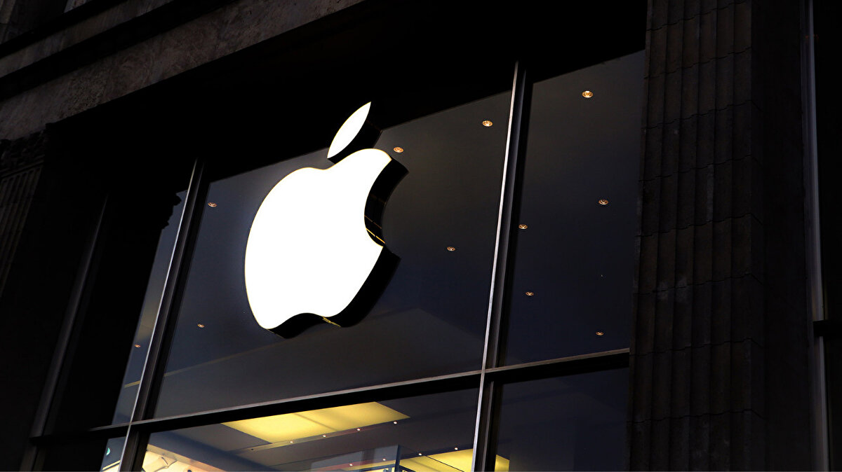 Apple, iPhone, Apple Watch ve Vision Pro modellerinin dışında iPad Pro modellerinde de uygulamaya başladığı OLED ekran geçişini ileride Mac serisine de taşımaya hazırlanıyor. Bloomberg’den Mark Gurman’a göre ise Apple, 2028 yılında çıkacak MacBook Air modelini OLED ekranla yenilemeye hazırlanıyor<br>