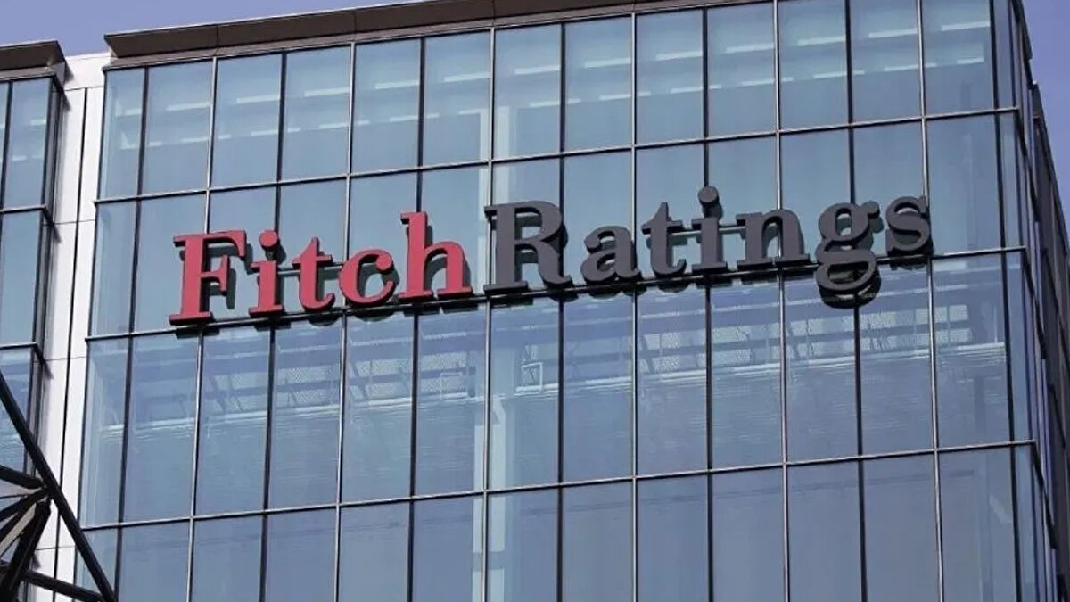 Likidite artışı ama riskler sürüyor<br><br>Yabancı para likiditesi 2024 sonunda 44 milyar dolarken, 2025 ortasında 55 milyar dolara yükseldi. Fitch, bunun kısa vadeli yükümlülüklerin önemli kısmını karşıladığını belirtti; ancak TCMB ile yapılan swapların çözülmesi sonrası seviyenin hâlâ tarihsel ortalamaların altında olduğuna dikkat çekti.