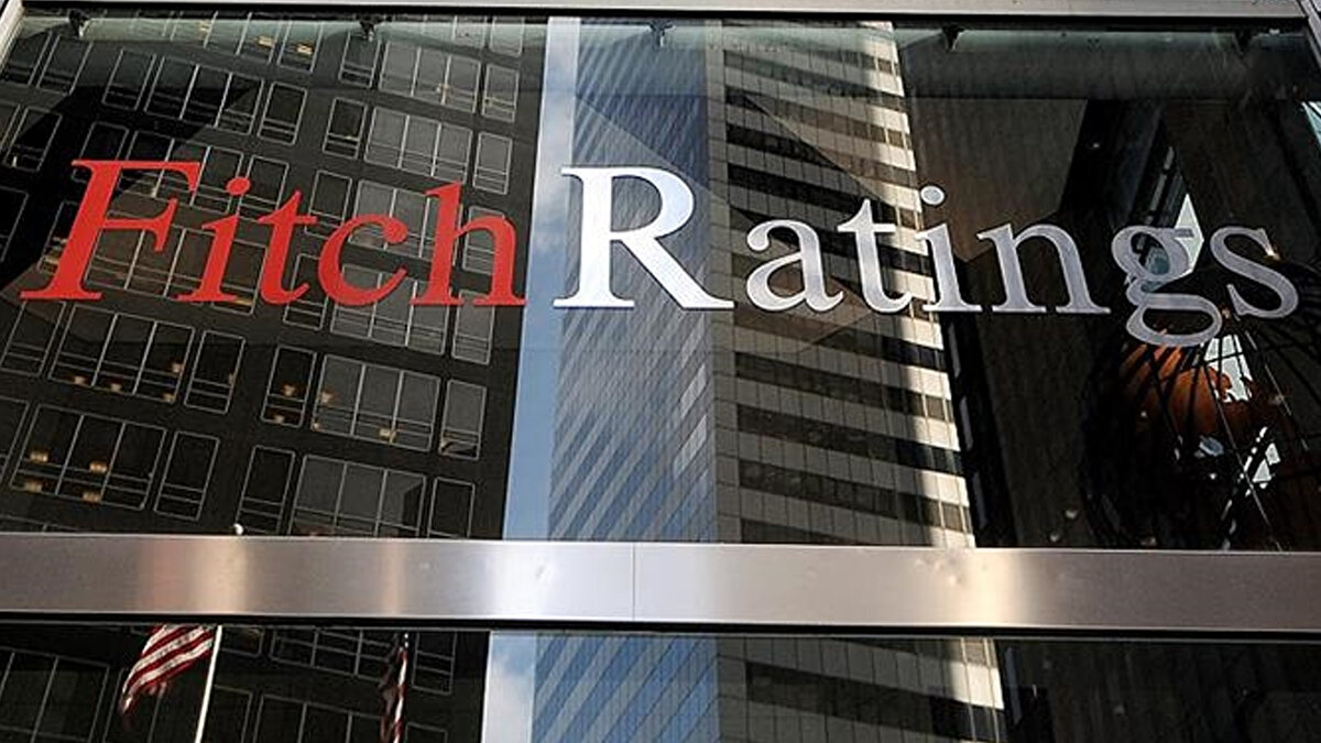 Fitch verilerine göre Türk bankalarının toplam dış borcu 2025’in ilk yarısında 160 milyar dolara ulaştı. Bu rakam, 2024’teki 17 milyar dolarlık artışın ardından 7 milyar dolarlık ek bir yükselişe işaret ediyor. Kısa vadeli dış borç 102 milyar dolar seviyesinde sabit kalırken, artışın uzun vadeli ihraçlardan kaynaklandığı belirtildi.