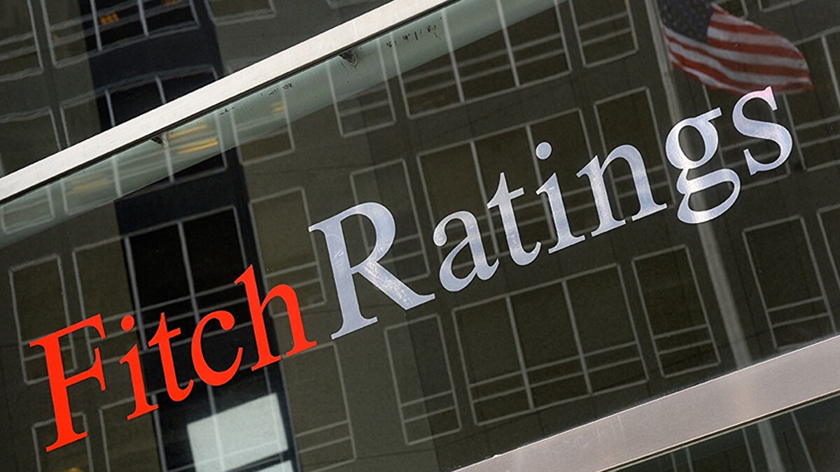 Fitch, kısa vadeli dış borcun mutlak düzeyinin ve toplam dış finansman içindeki payının yüksekliğini ana risk alanı olarak işaret etti. Kuruluş, olası bir politika değişikliğinin döviz talebini ve finansal istikrar risklerini yeniden artırabileceği uyarısında bulundu; ancak bunun “temel senaryo” olmadığını da not düştü.