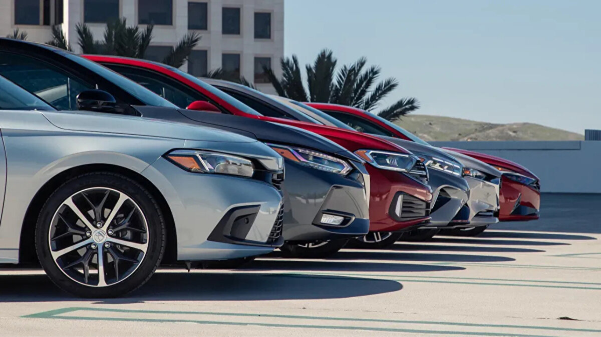 Yıl sonu yaklaştıkça kampanyalar artıyor<br><br>Kanal D Haber’de yer alan haberde; sıfır araçlar için kampanyalar sürüyor. Yılsonu yaklaştıkça markaların stoklarını eritmek için kampanyalar düzenliyorlar. Markalar müşteriyi kaçırmamak için sıfır otomobilde fiyatları düşürdü. Sektör temsilcisi Aykan Ceylan "Marka bazında değişiklik gösteriyor ama minimum yüzde 5, maksimum yüzde 9'a kadar çıkan kampanyalar mevcut" dedi.