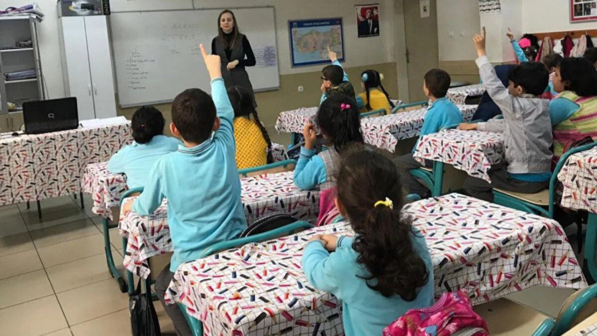 İKİNCİ ARA TATİL NE ZAMAN? (MART 2026)<br><br>Yılın ikinci ara tatili ise bahar aylarında, Mart ayında yapılacak. İkinci dönemdeki bu mola, 13 Mart 2026 Cuma günü ders bitimiyle başlayacak.