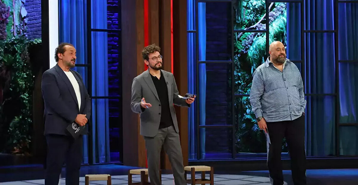 Ekranların sevilen yemek yarışması MasterChef Türkiye’de 2 Kasım 2025 Pazar akşamı, nefes kesen bir kaptanlık oyunu heyecanı yaşandı. Yarışmacılar, haftanın Mavi Takım kaptanı olabilmek için mutfakta tüm hünerlerini sergiledi. Kıyasıya rekabetin yaşandığı gecenin sonunda kazanan isim belli olurken, yeni takımlar da kaptanların seçimiyle yeniden kuruldu. Peki, 2 Kasım 2025 MasterChef kaptanlık oyununu kim kazandı? Mavi ve Kırmızı Takım kaptanları kimler oldu? İşte haftanın yeni takım kadroları...