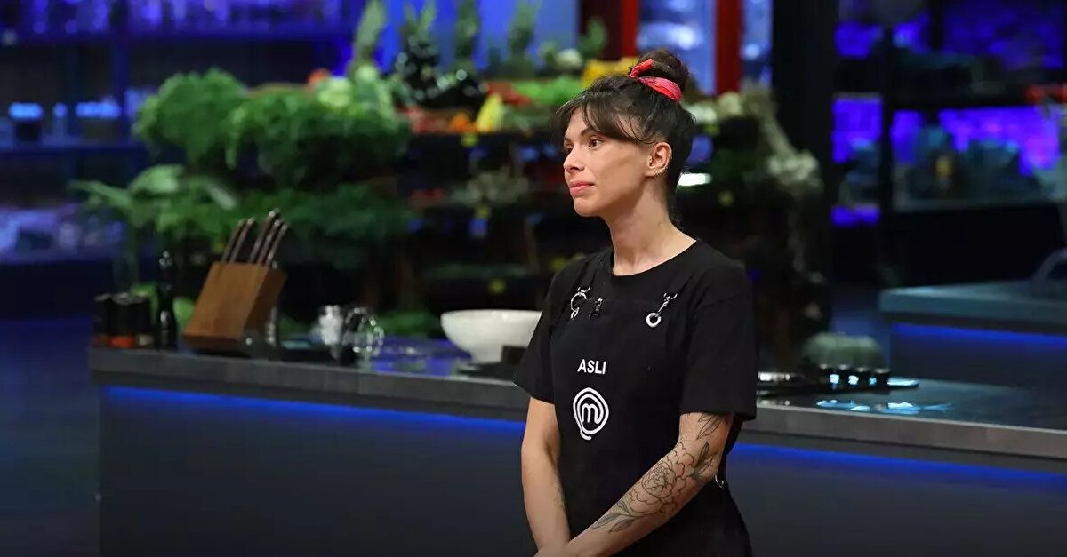 MASTERCHEF'TE SON KİM ELENDİ?<br><br>MasterChef Türkiye'de geçtiğimiz hafta elenerek yarışmaya veda eden son isim Aslı olmuştu. Yeni takımlar, bu hafta oynanacak dokunulmazlık oyunlarında kıyasıya mücadele edecek.