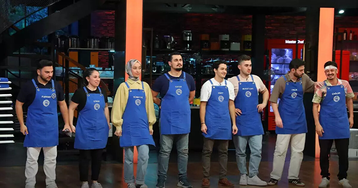 MASTERCHEF YENİ MAVİ TAKIM (2 KASIM 2025)<br><br>Mavi Takım kaptanı Furkan'ın seçimleriyle oluşan yeni Mavi Takım kadrosu şu isimlerden oluştu:<br><br>Furkan (Kaptan)<br><br>Gizem<br><br>Sümeyye<br><br>Hakan<br><br>Mert<br><br>Murat Can<br><br>Onur<br><br>Çağlar