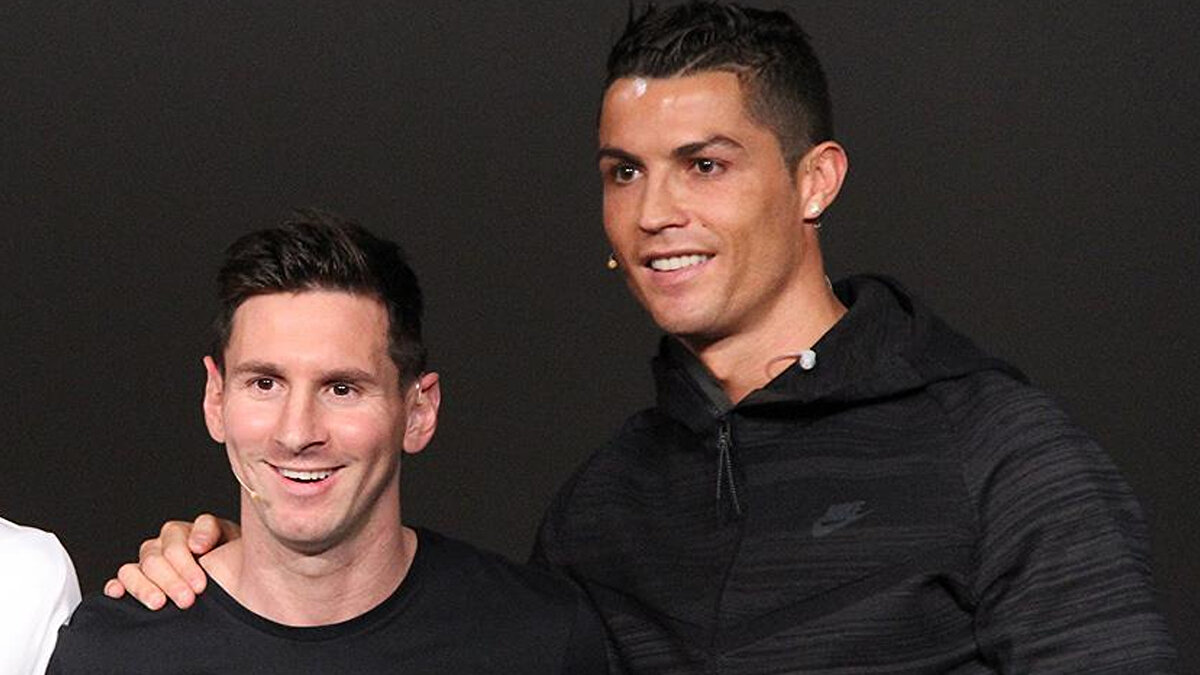 "ALÇAK GÖNÜLLÜ OLMAYACAĞIM"<br><br>Programda kendisine sorulan "Messi'nin senden daha iyi olduğunu söylüyorlar, sen ne düşünüyorsun?" sorusuna Ronaldo cevap verirken şu sözleri kullandı:<br><br>"Messi'nin benden daha iyi olduğu görüşüne katılmıyorum. Bu konuda alçak gönüllü olmayacağım."