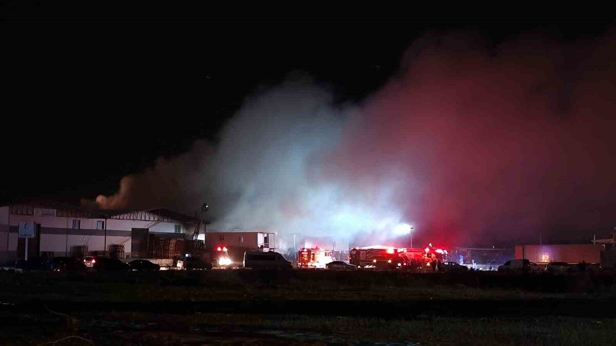 Dumanları fark eden fabrikada görevli bir personel 112 Acil Çağrı Merkezi’ni arayarak durumu bildirirken ihbar üzerine bölgeye Antalya Büyükşahir Belediyesi İtfaiye Daire Başkanlığı’na bağlı çok sayıda ekip ve belediyeye ait su tankerleri sevk edildi.