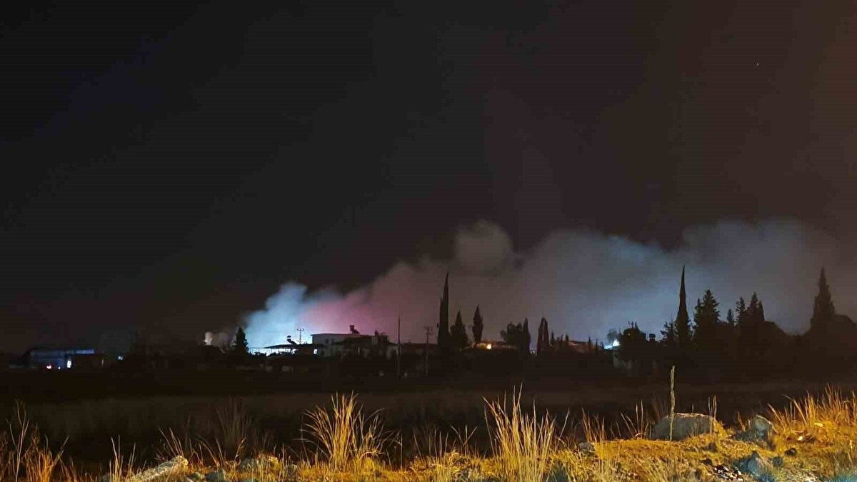 Yaklaşık bin 600 metrekarelik işyerini etkileyen yangında bir işyerinin çatısı çöktü.