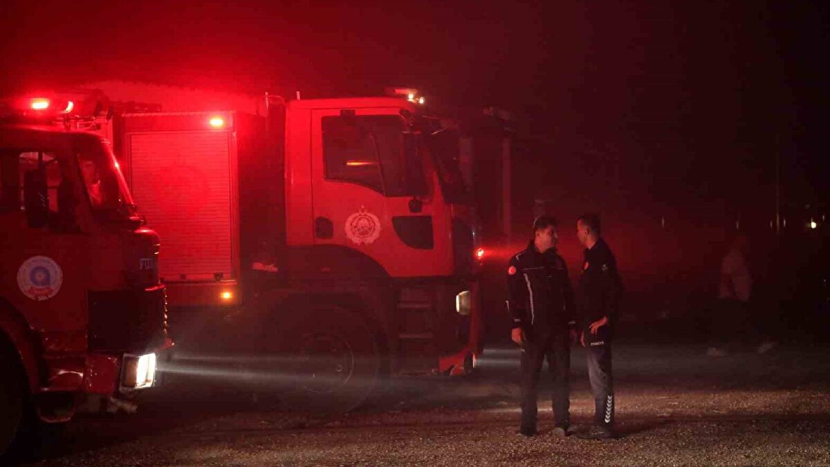 İtfaiye ekiplerinin yaklaşık 3 saatlik müdahalesi ile alevler kontrol altına alınırken, ekiplerin soğutma çalışması sabahın ilk ışıklarına kadar sürdü.