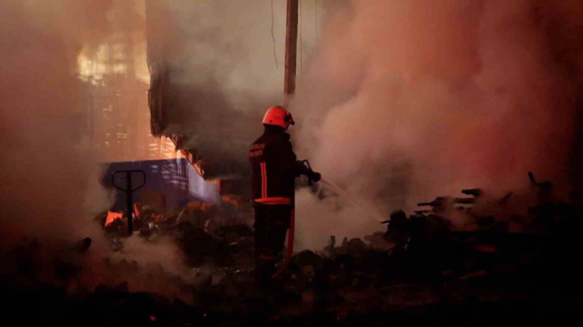 Edinilen bilgiye göre, fabrikanın paketlemede kullanılan ambalajların bulunduğu depo kısmında henüz belirlenemeyen bir nedenle yangın çıktı. 