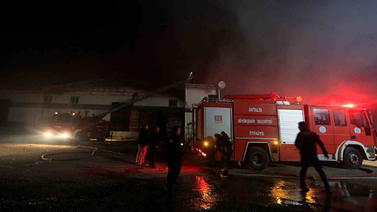 Ekipler yangının bitişik olarak bulunan diğer işyerlerine sıçramaması için yoğun çaba harcadı. 