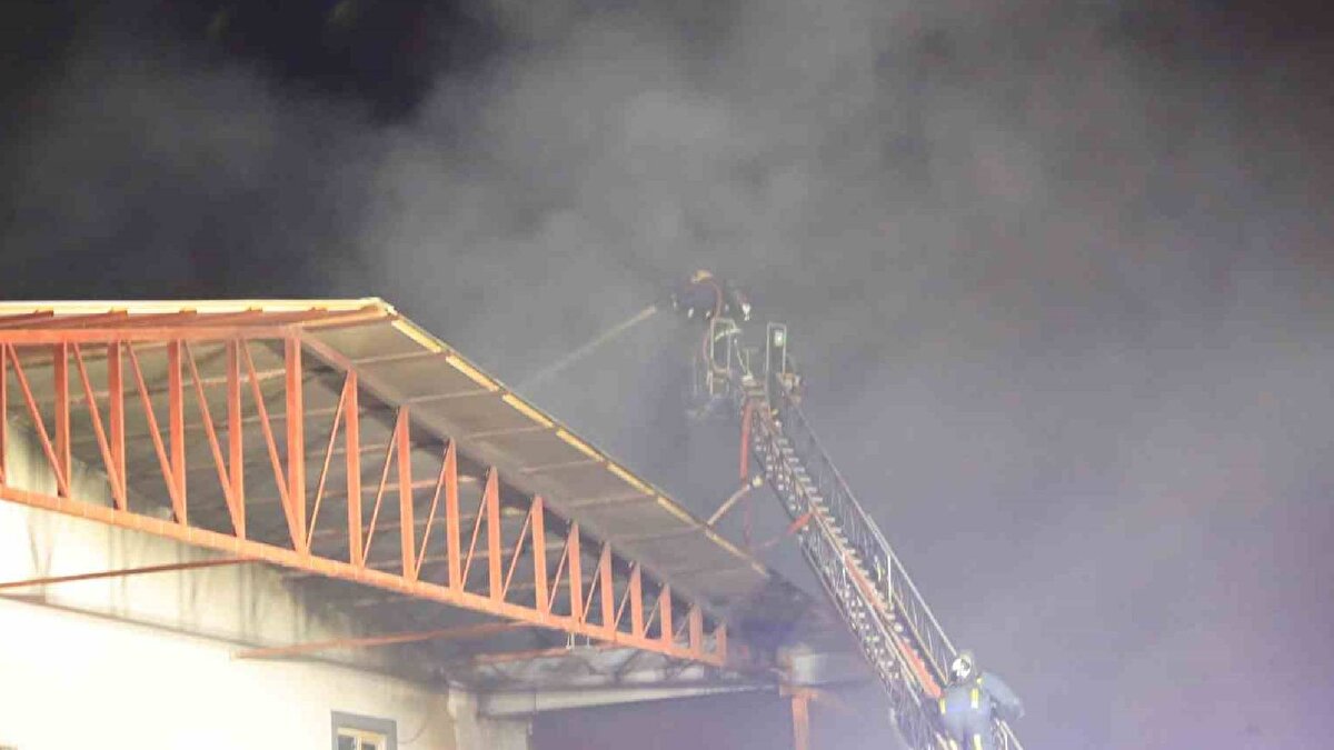 3 saatte kontrol altına alındı<br><br>Karton ve plastik malzemelerin bulunduğu depo kısmında başlayan yangın kısa sürede büyürken ekipler alevleri kontrol altına almak için mücadele etti.