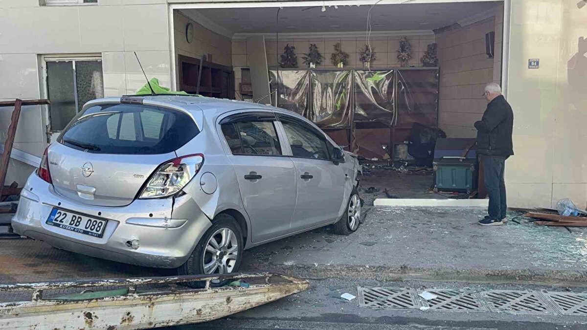 Edinilen bilgiye göre, 78 yaşındaki İ.K. idaresindeki 22 BB 088 plakalı otomobil, sürücüsünün direksiyon hâkimiyetini kaybetmesi sonucu M.Y.’ye ait ekmek fırınına daldı. 