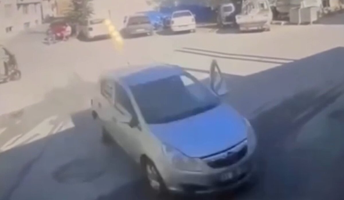 Otomobil sürücüsünün kontrolünü kaybederek ekmek fırınına girdiği ve içerdekilerin ölümden kıl payı kurtulduğu anlar işletmenin güvenlik kamerasına saniye saniye yansıdı.