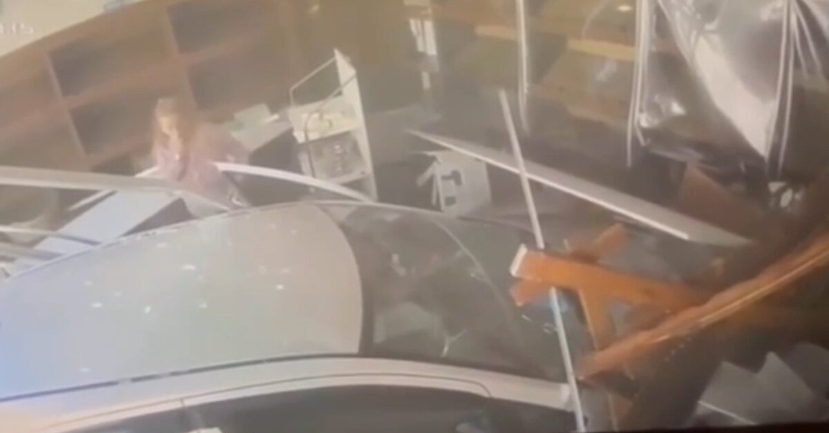 Polis ekipleri kazayla ilgili inceleme başlattı.