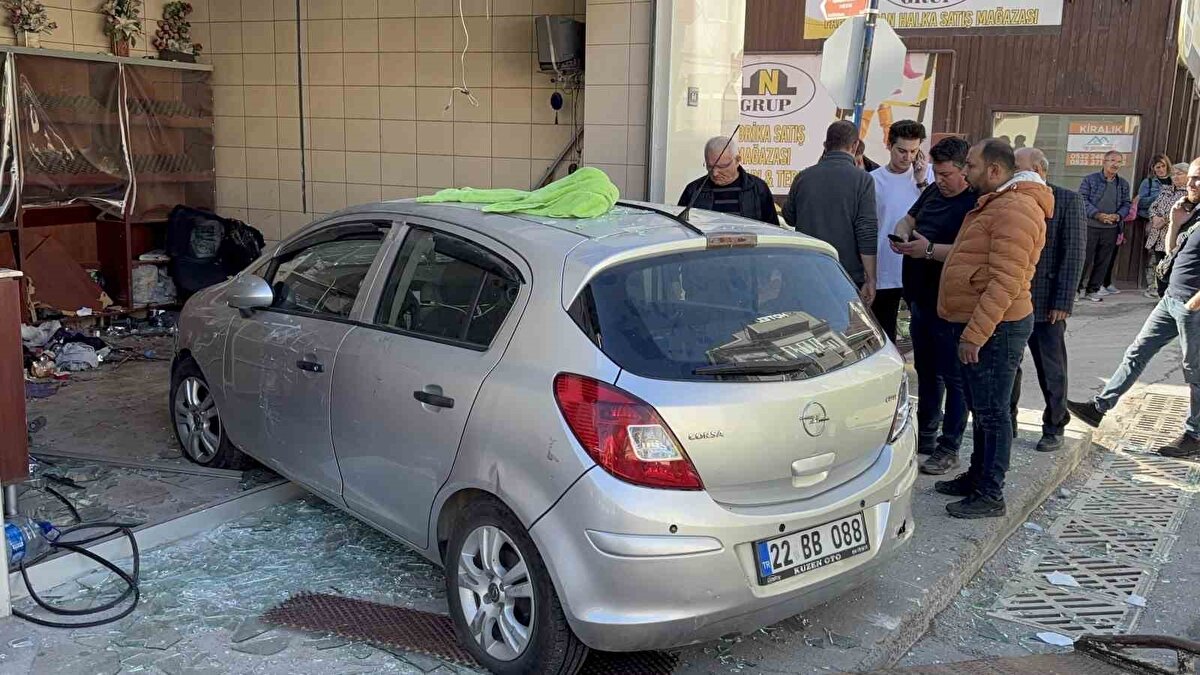 Yaralılar, ilk müdahalenin ardından ambulanslarla hastaneye kaldırıldı. 