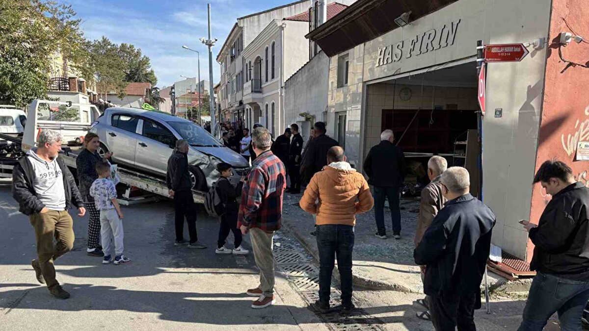 Çarpmanın etkisiyle fırından alışveriş yapan bir kadın, iki fırın çalışanı ve otomobil sürücüsü yaralandı. Olay yerine polis, itfaiye ve sağlık ekipleri sevk edildi. 